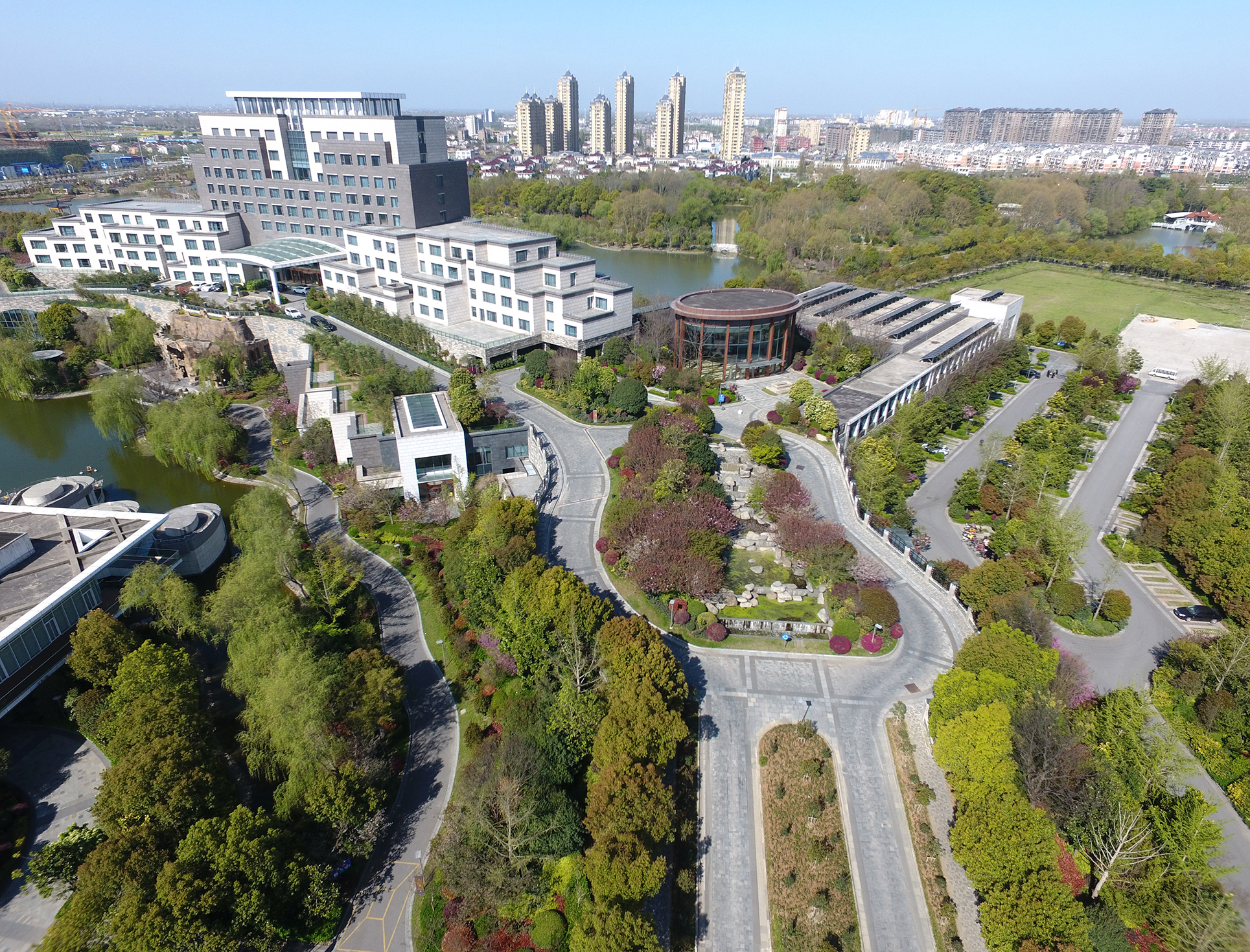  p>磊达大酒店由东台最大的企业磊达集团投资兴建,位于江苏省东台市