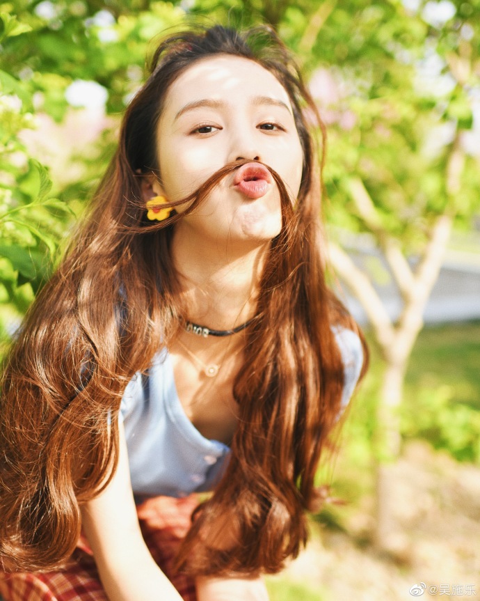  p>吴施乐,原名吴昀岭,2000年11月20日出生于湖南省长沙市,中国内地