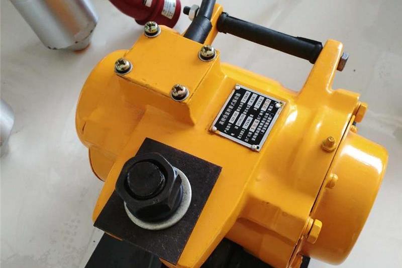"gnav0f278u">混凝土振动器,浇注混凝土时利用振动作用进行捣实的机具