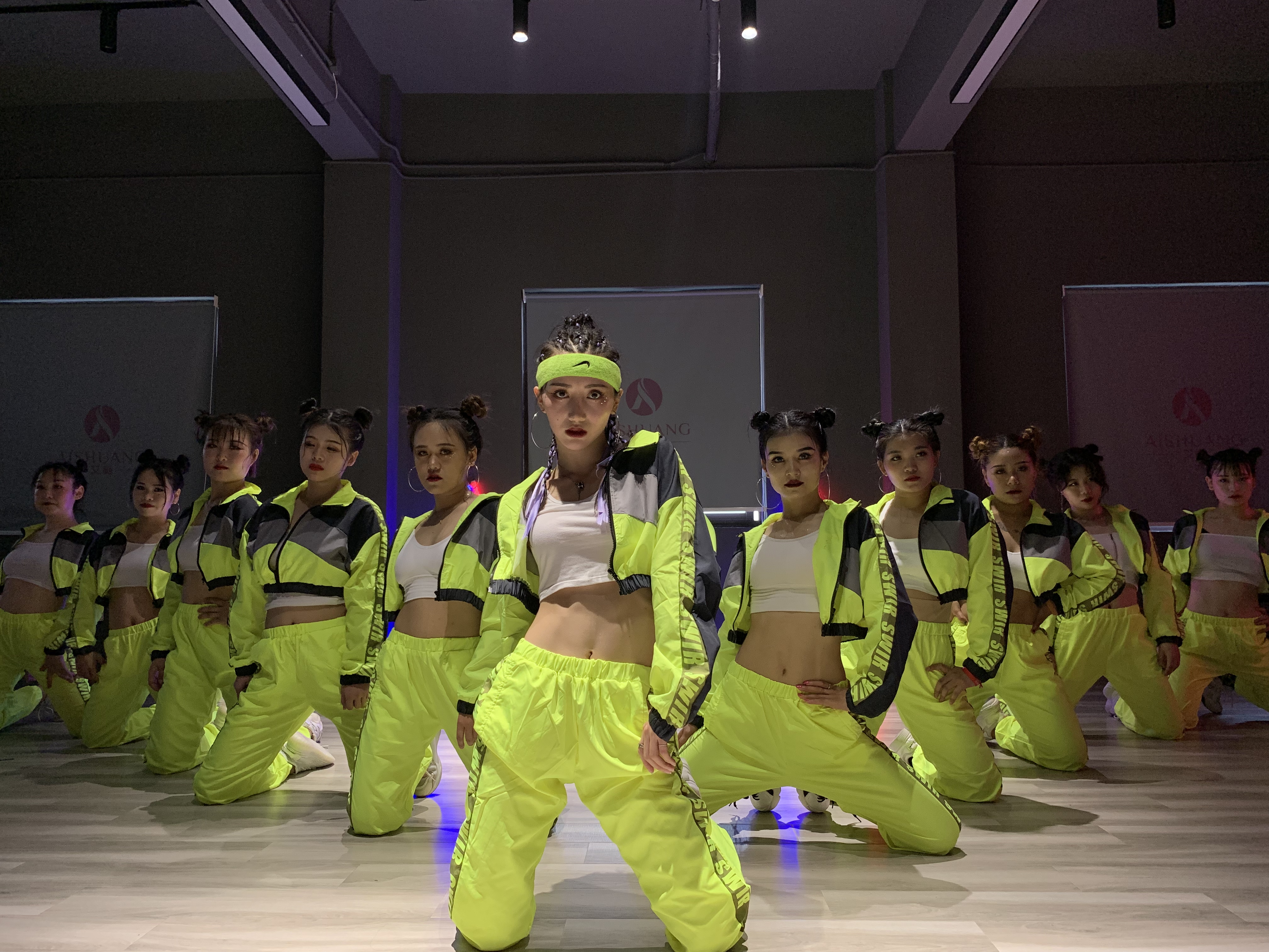 舞蹈课程设有钢管舞,爵士舞,酒吧领舞,街舞,tb秀,肚皮舞,吊环舞,绸缎