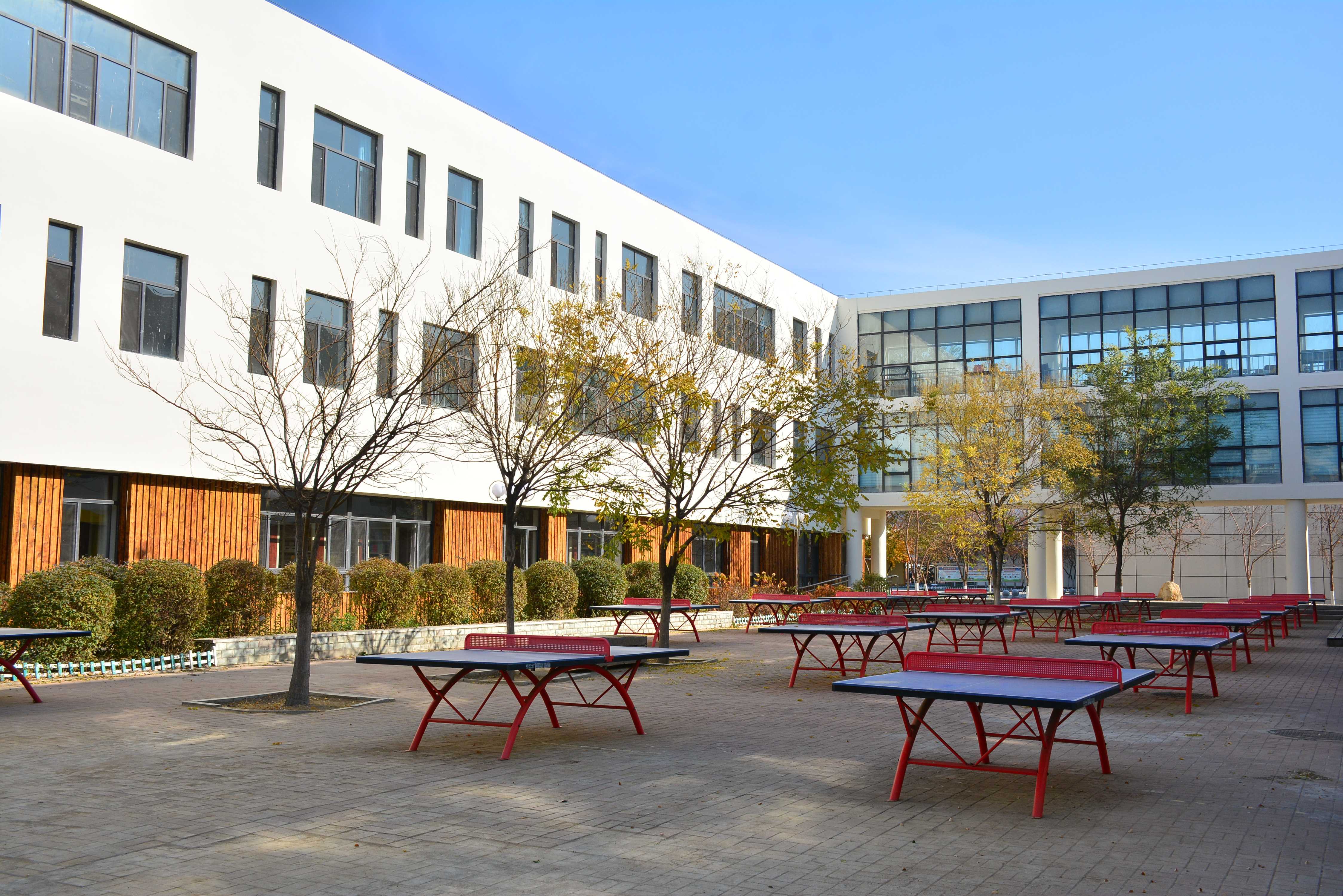  p>辽宁省孤儿学校(辽宁省光明学校)始建于1965年,是一所集九年义务