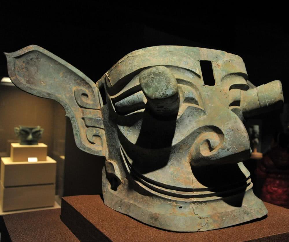  p>商铜纵目面具为商代中晚期青铜器,该面具于1986年出土于 a target=