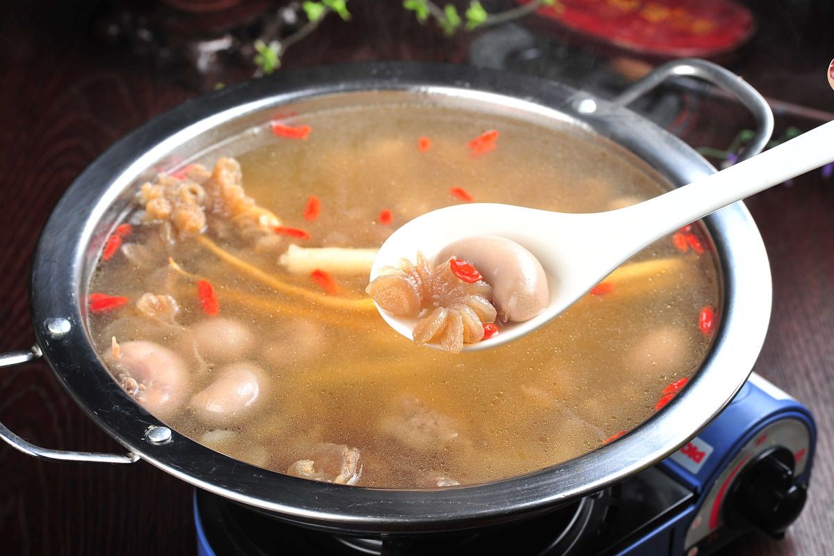  p>清汤鸡腰是一道以鸡腰子,鸭掌,鸡胸脯肉,腊肉(生),冬笋等为食材