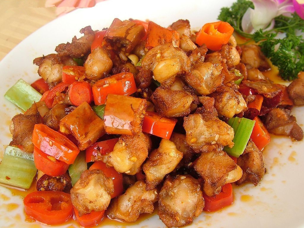 鲜椒跳跳骨是一道以鸡掌脆骨,富强鲜花椒,尖辣椒等食材制作而成的菜品