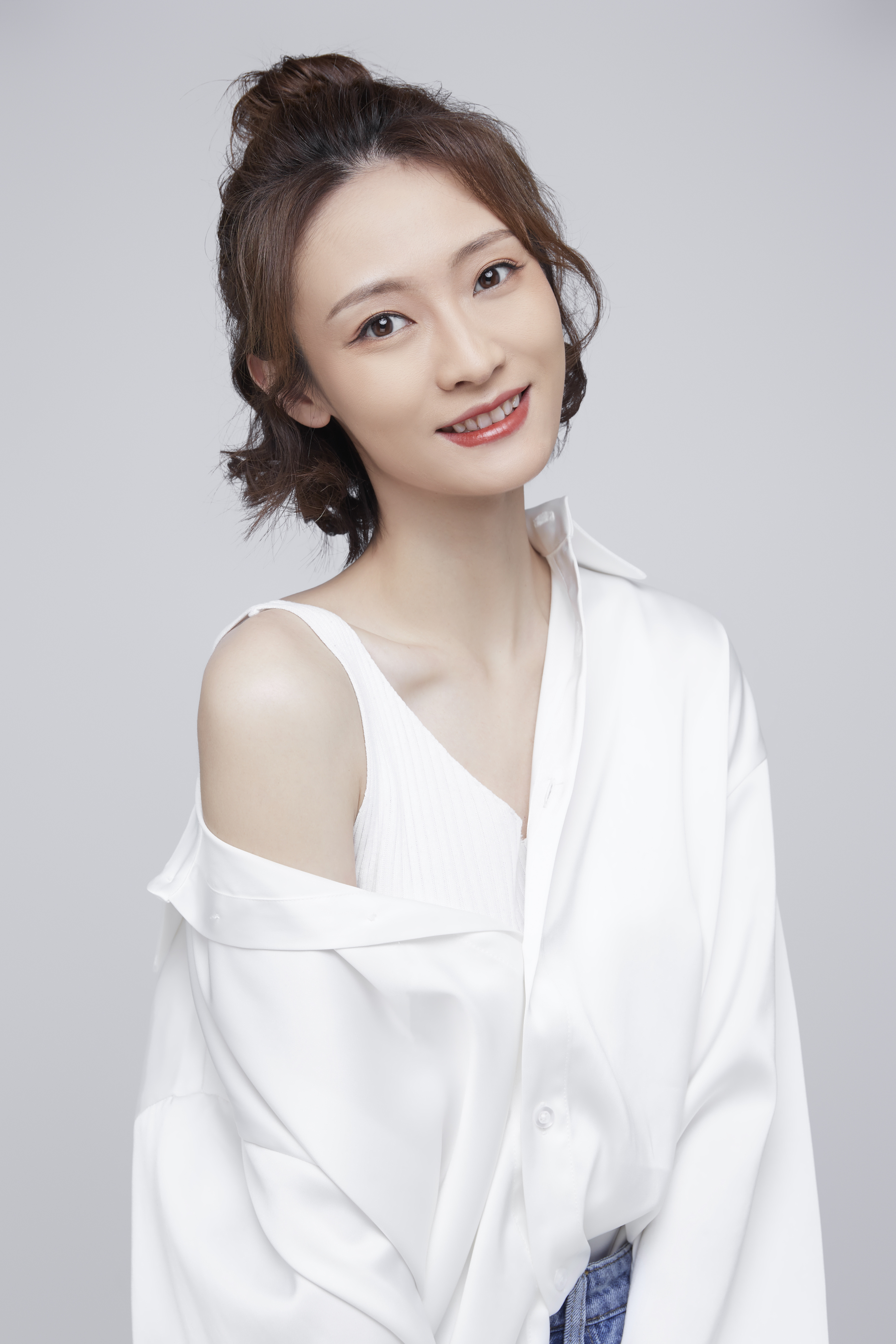  p data-id="gnx7ungjsd">吴烨,出生于甘肃省兰州市,毕业于重庆大学