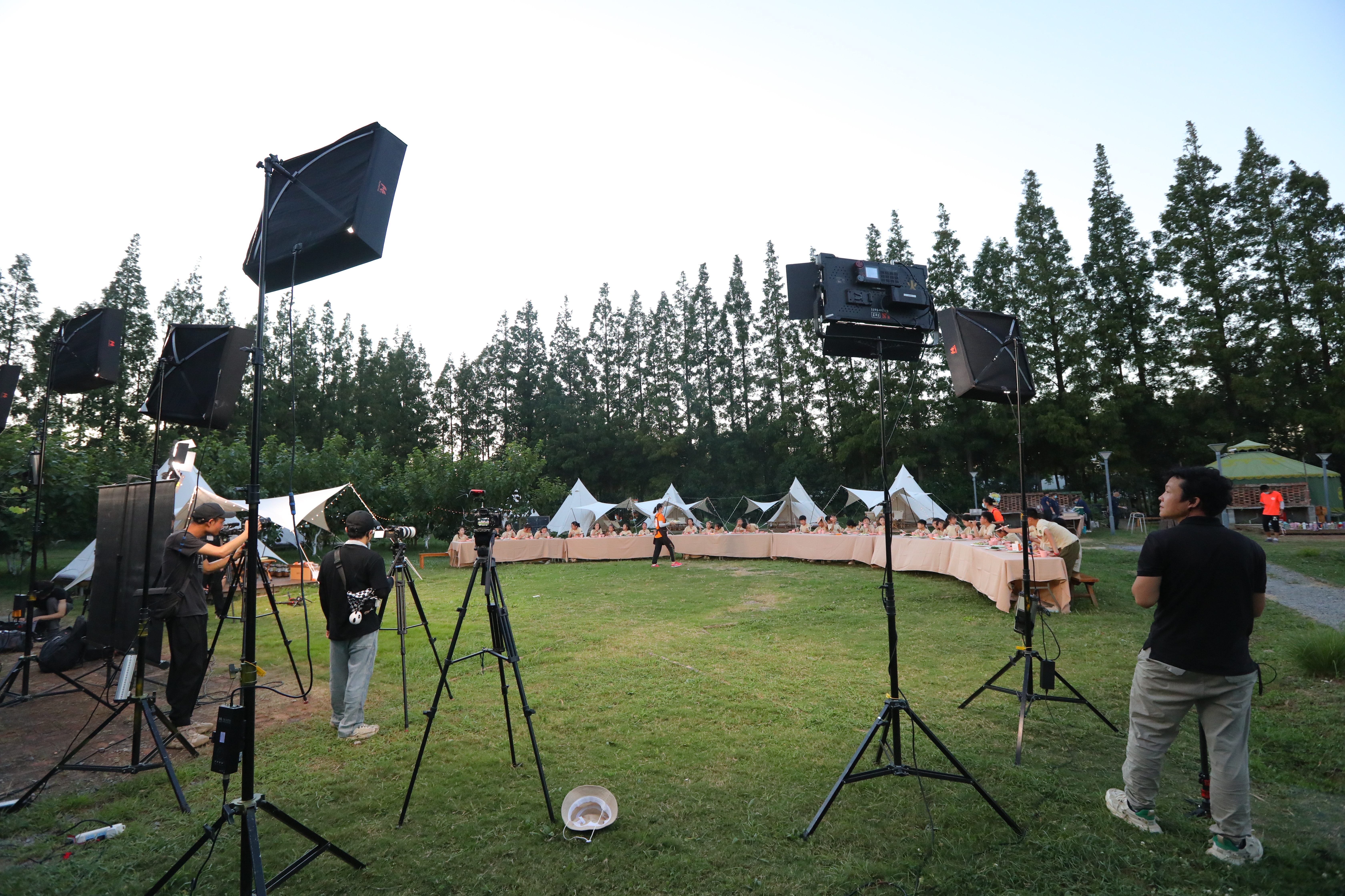 由八哥,一天哥哥,李锐,小虎哥哥,童童姐姐主持的户外挑战纪实真人秀