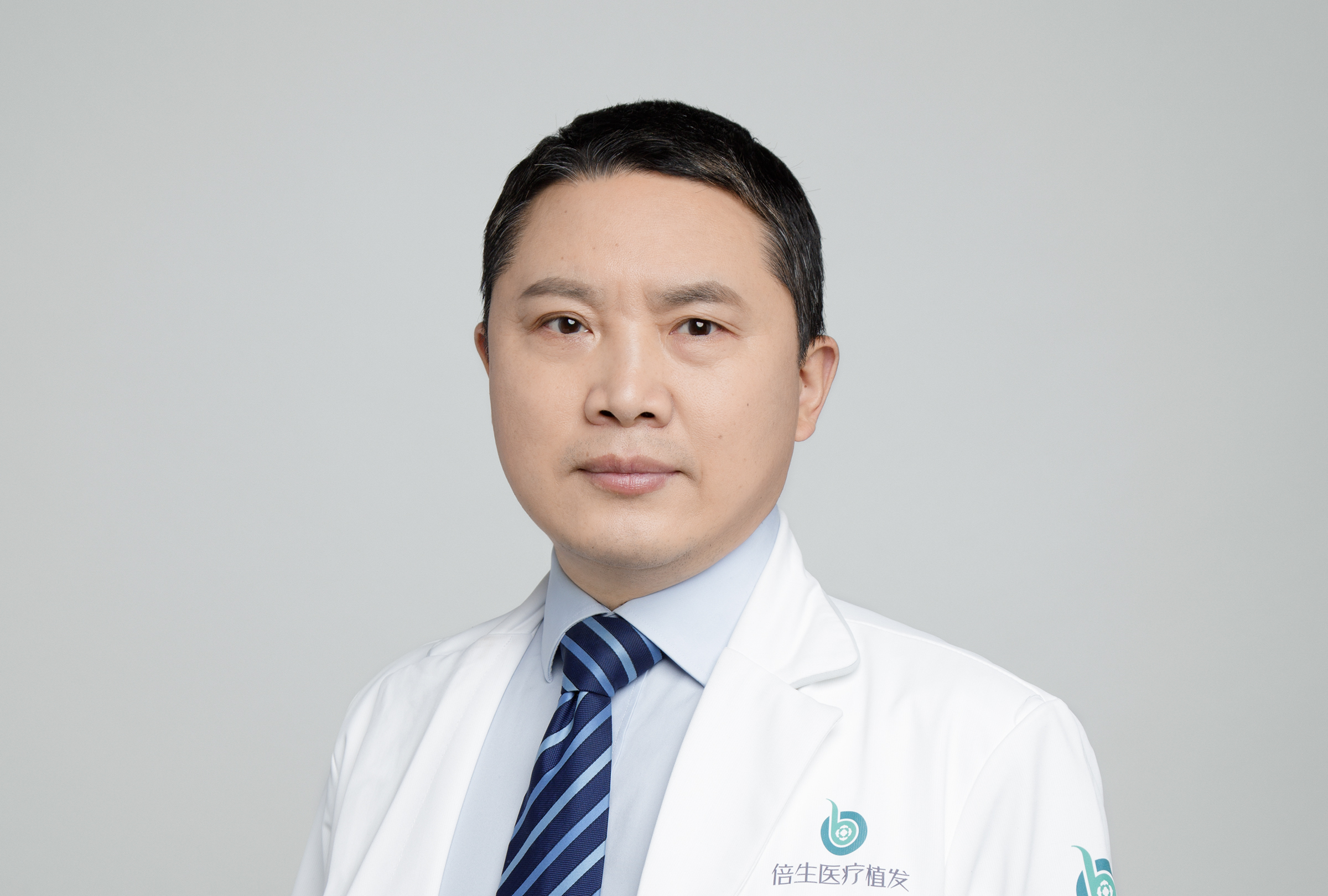 杨晓,男,现任职于倍