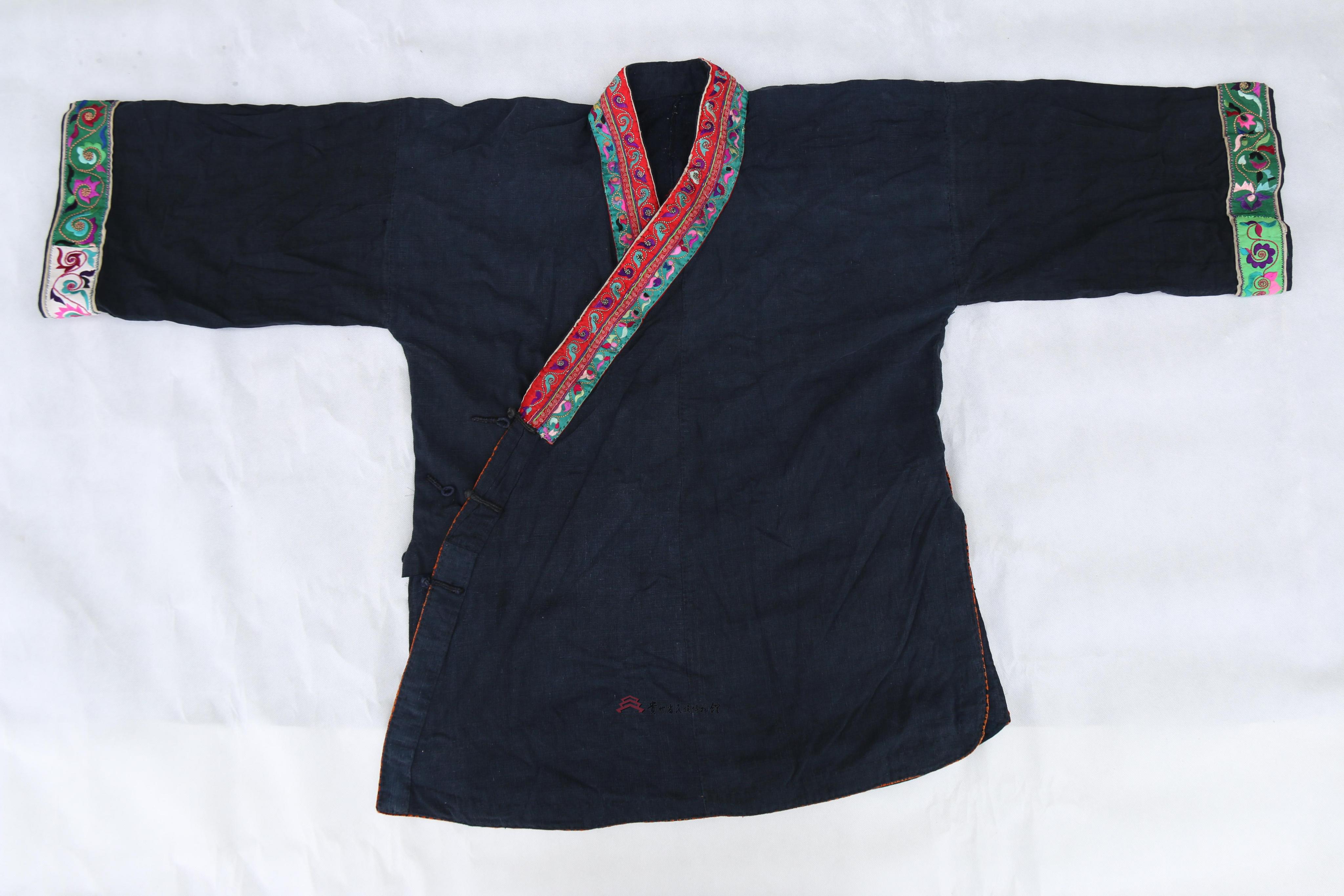 当代凯里仫佬族平绣花纹右衽女上衣