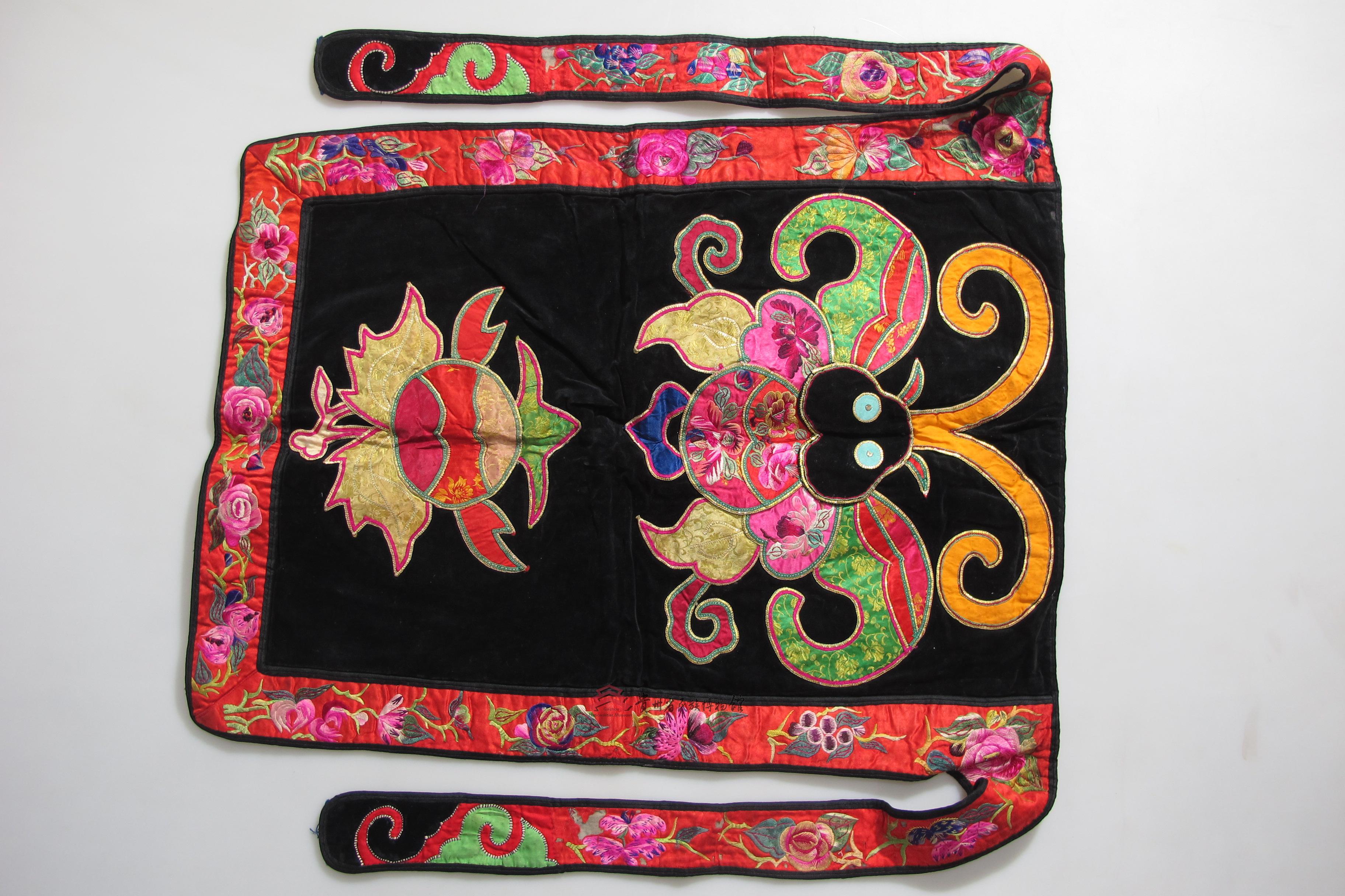  p>当代雷山苗族布贴平绣蝴蝶纹背带是一件由贵州省民族博物馆通过