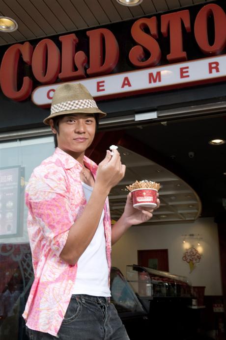  p>姚元浩(how yao),原名邓咏麟,1982年4月19日出生于台湾省基隆市