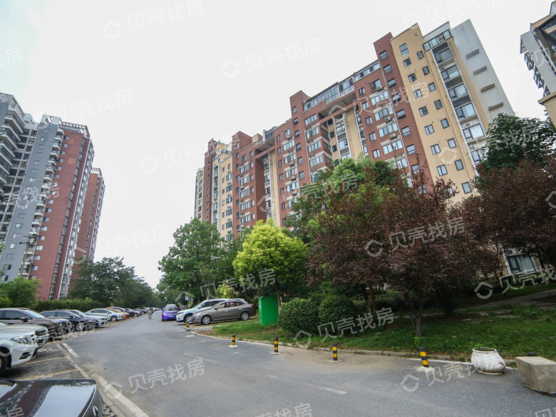  p>金色池塘三期位于合肥市蜀山井岗镇,共计房屋2008户,小区物业公司