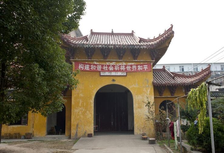  p>莲溪寺,位于湖北省武汉市 a target="_blank" href="/item/武昌