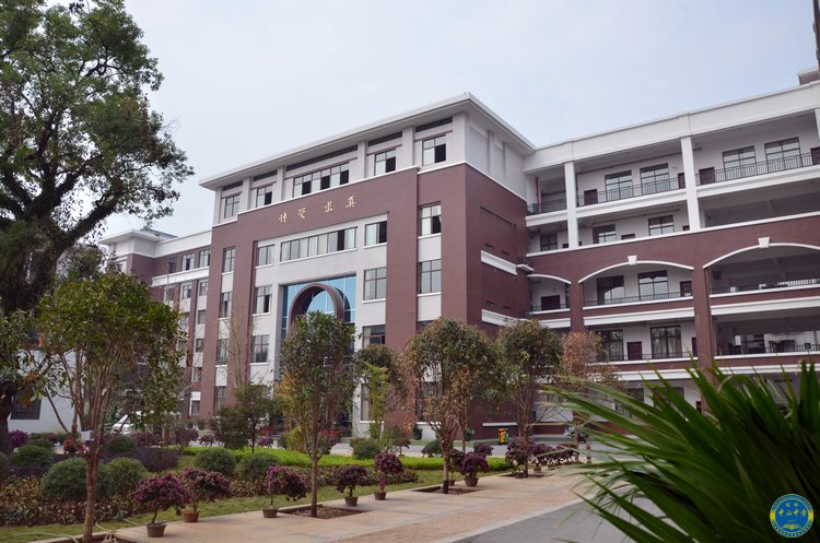  p>桂林市中山中学是一所由桂林市教育局主管的公办中学,是广西壮族
