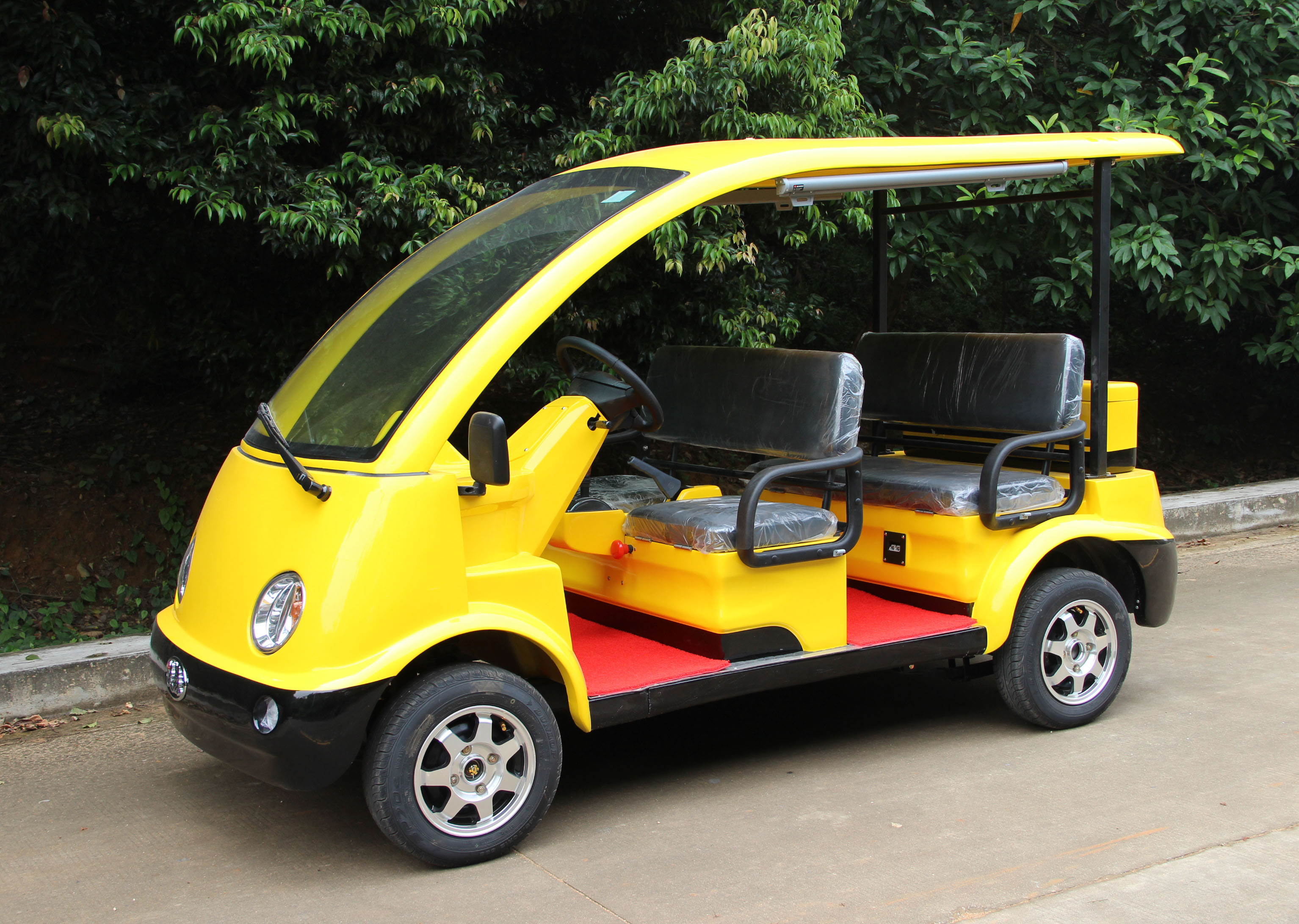  p>旅游观光车采用独立悬挂减震系统,四轮液压制动系统以及高强度专用