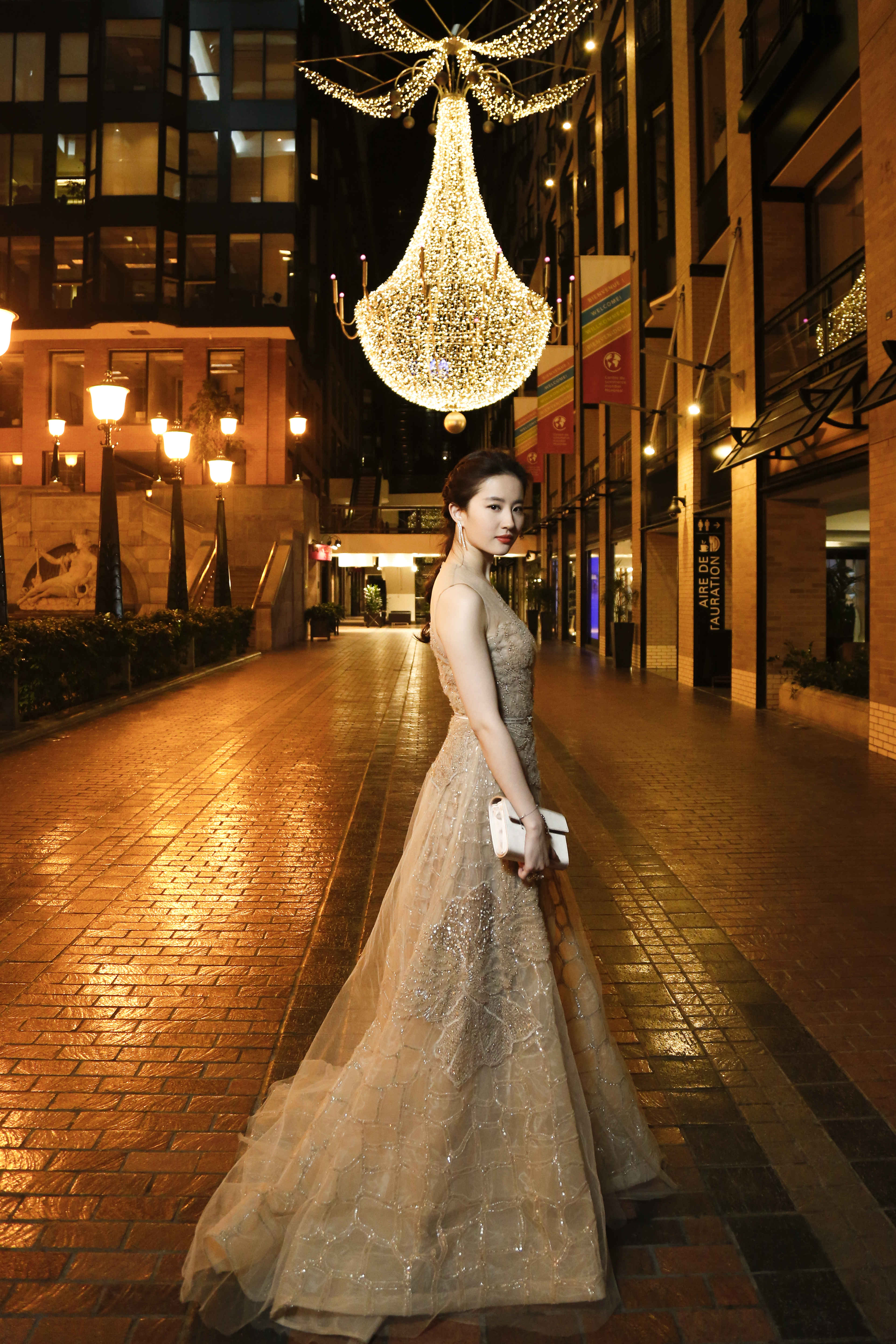  p>刘亦菲,1987年8月25日出生于湖北省武汉市,华语影视女演员,歌手