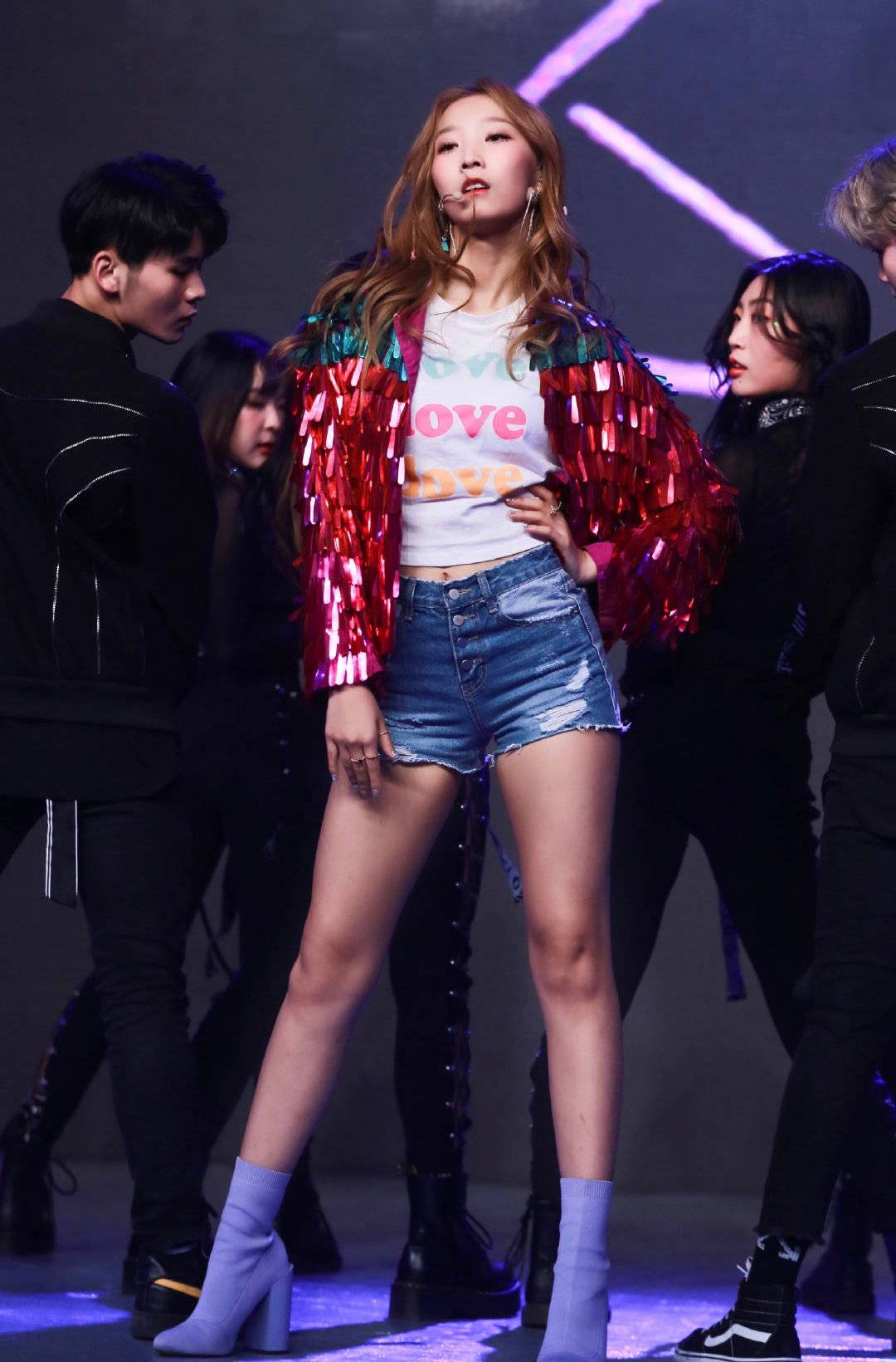 又名朵儿,2000年11月8日出生于北京市,中国内地流行乐女歌手