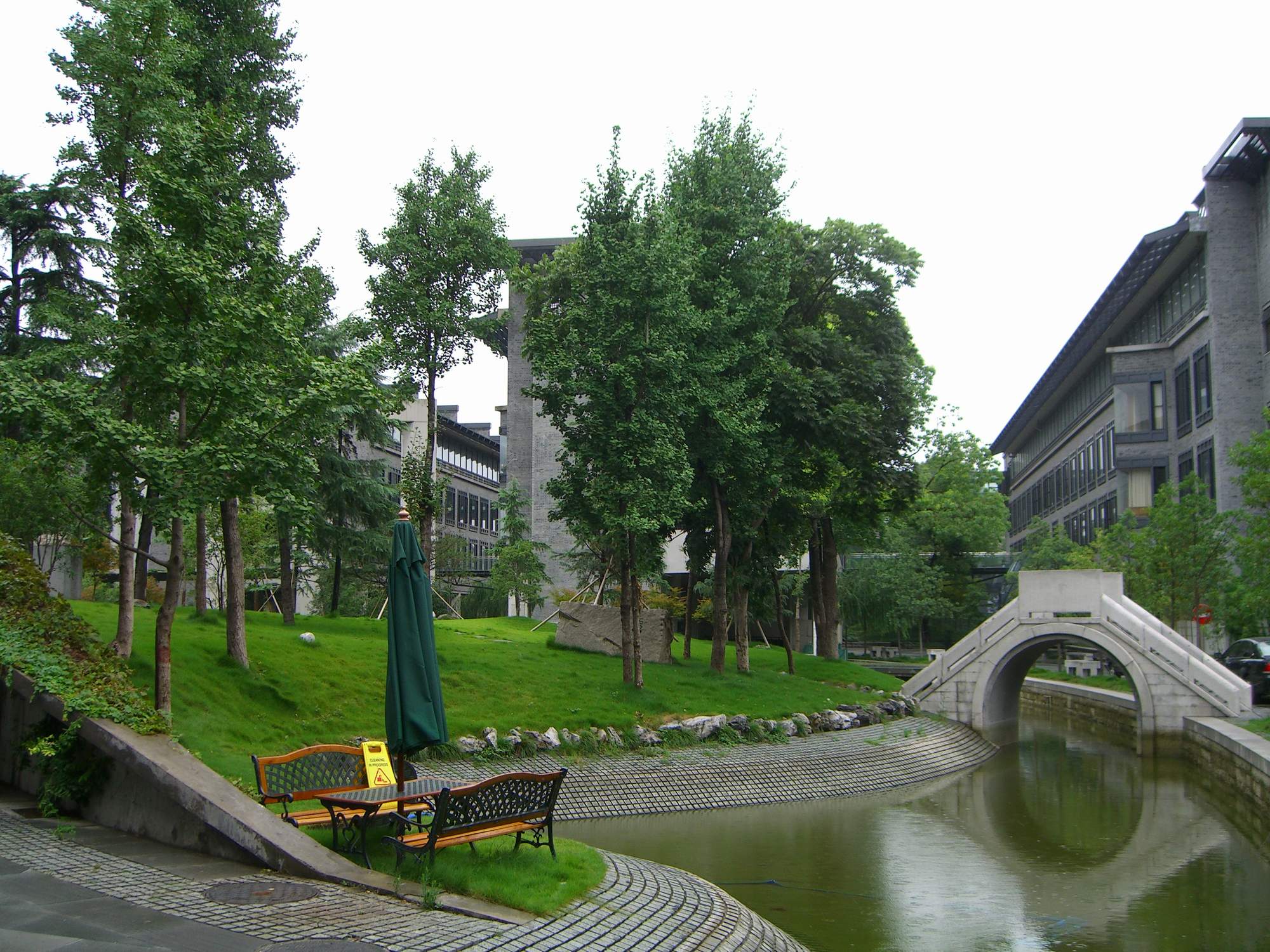  p>中国美术学院( i>china academy of art /i>),简称"国美",位于 a