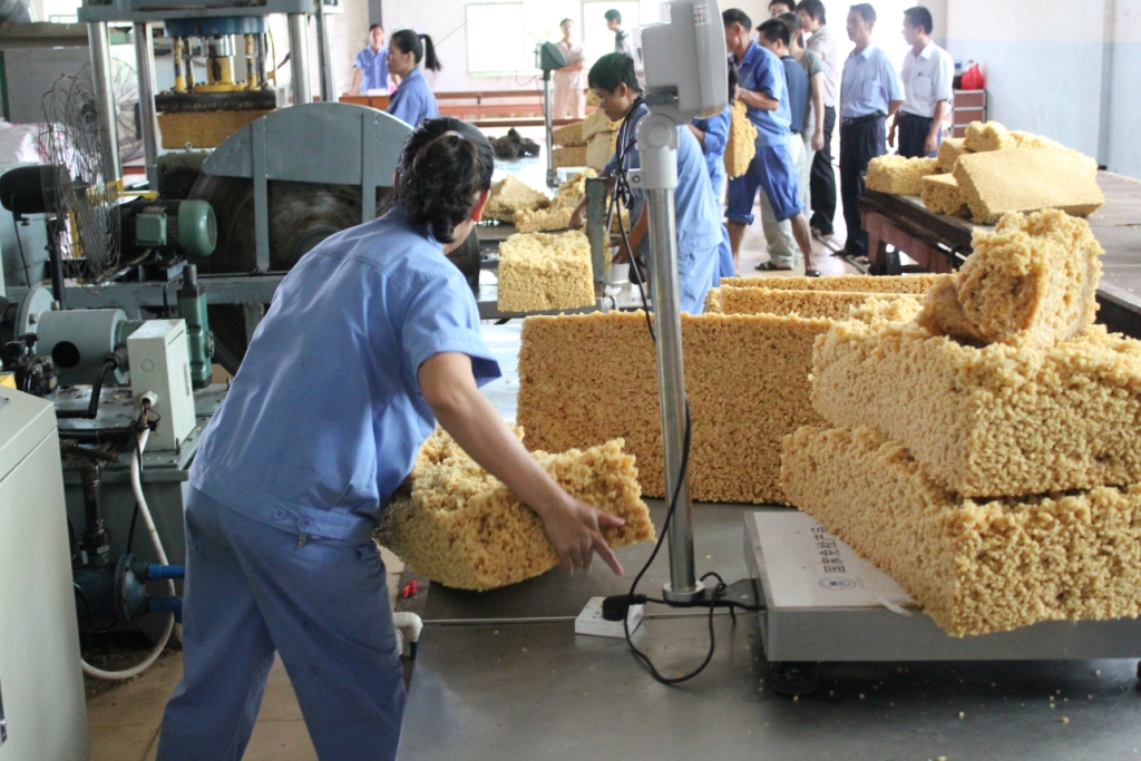 各种橡胶制品加工的基本过程包括塑炼,混炼