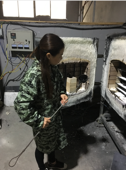  p>倪梅英,女,南平市建阳区华锋建盏陶瓷厂法定代表人,陶瓷装饰师.