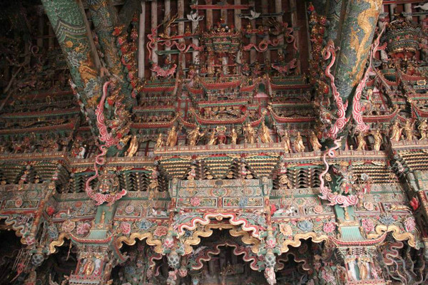  p>千佛庵又名小西天,位于山西省隰县城西一里许的凤凰山巅,是一座