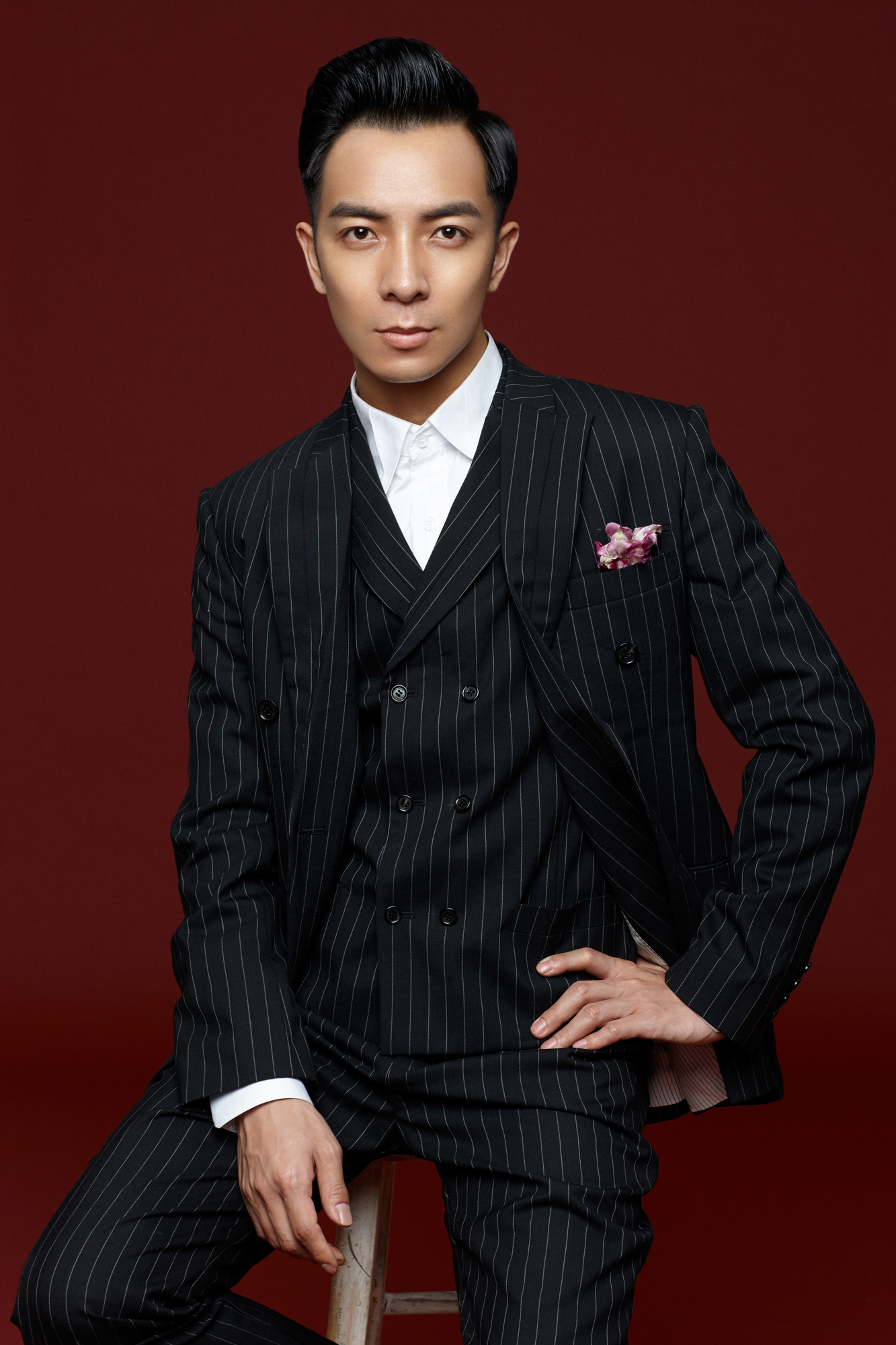 郑建鹏,高中时被校舞蹈队的师兄邀请参加学校年度晚会的"break