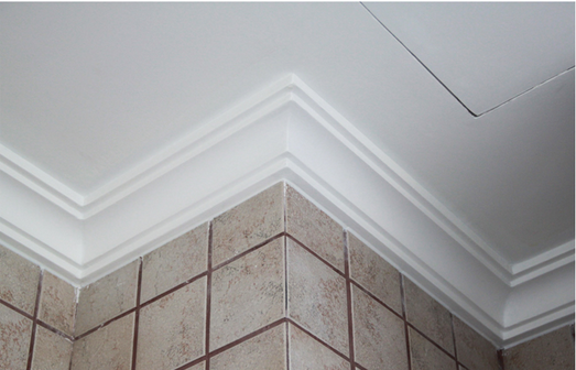 因为墙面和天花材质或颜色不同时,会有一条明显的交界线,阴角线是为了