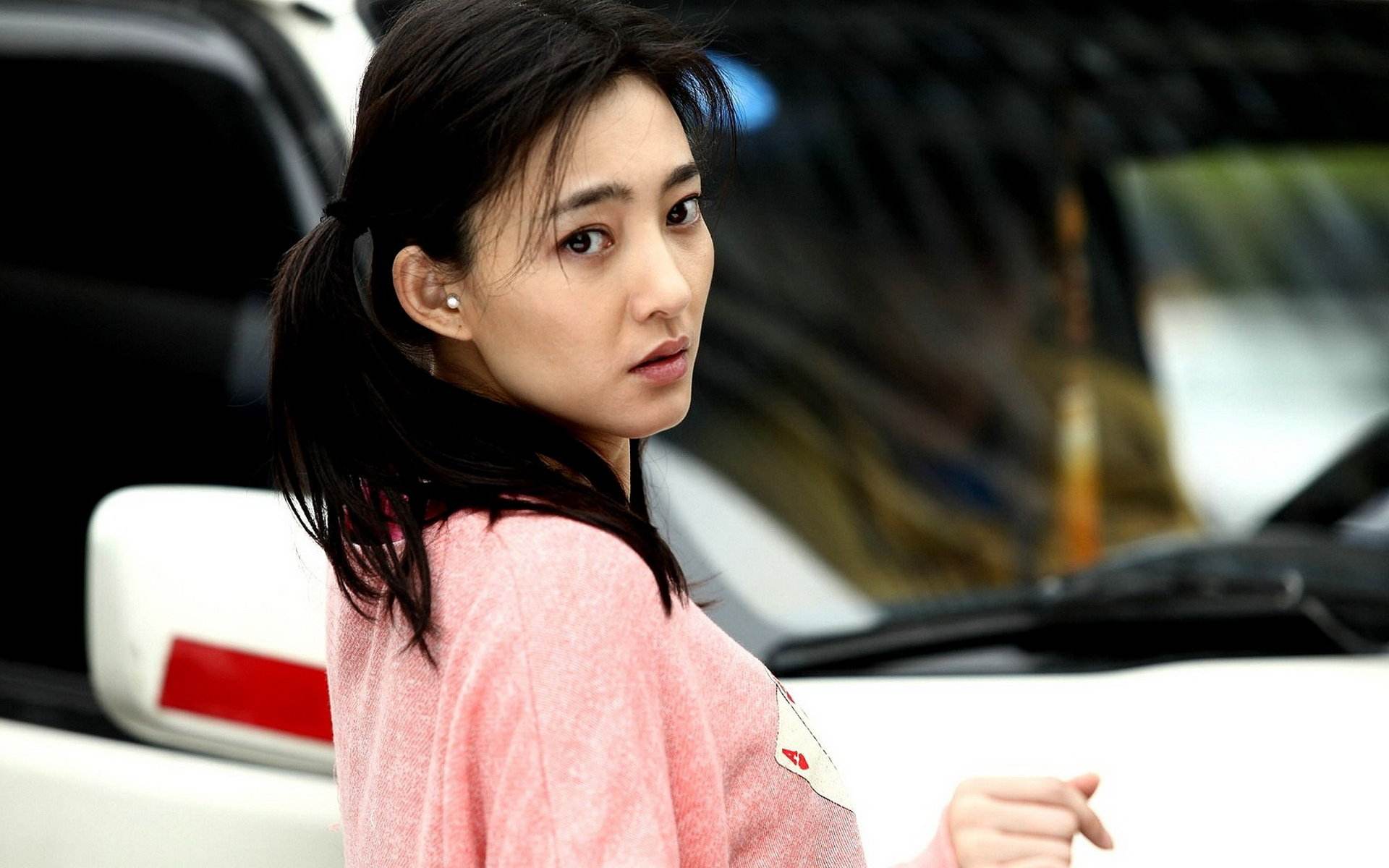 出生于内蒙古自治区赤峰市翁牛特旗,中国内地影视女演员,2004年毕业于