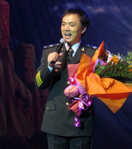 陈永峰,艺名咏峰,男,第二炮兵政治部歌舞团独唱演员,著名男高音歌唱家