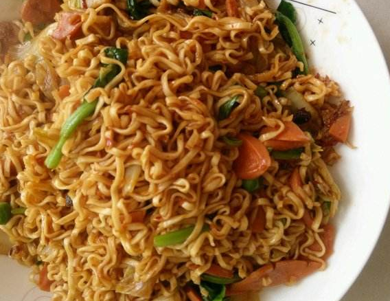  p>炒方便面是一道 a href="#" data-lemmaid="2908690">面食 /a>