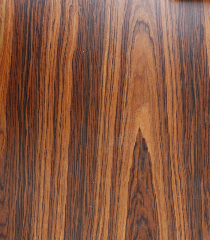  p>巴西酸枝心材淡红色至赤色,经长时间放置,可沉于水;颜色逐渐转化为