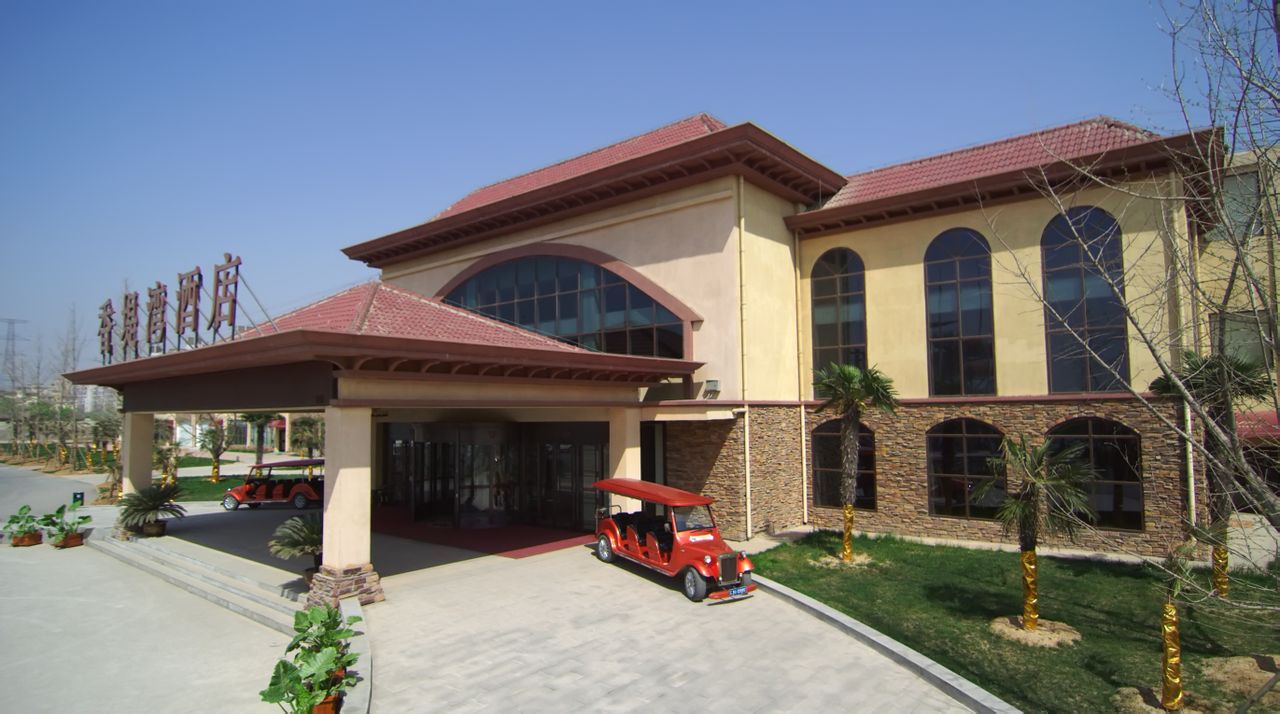  p>香堤湾温泉酒店是由郑州香堤湾酒店管理有限公司斥巨资投建,集温泉