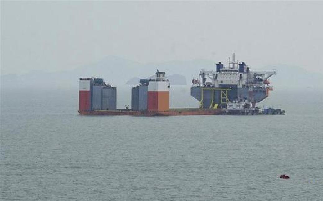  p>世越号原译为"岁月号",指韩国"sewol号"客轮(6825吨级).