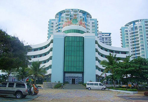 涉外)商务酒店,坐落在海南省省会海口市的黄金地带——市中心三角池畔