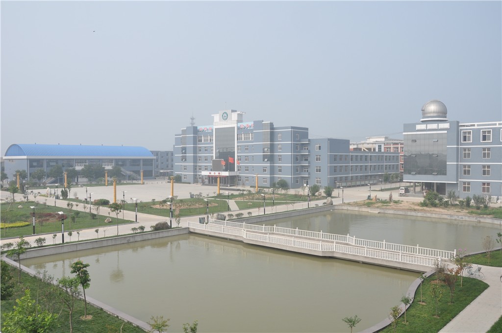  p>威县一中学是一所县办完全中学,始建于1951年,1981年被定为河北省