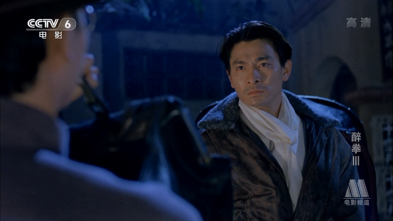 袁世凯(何家驹 饰)为登基称帝笃信邪教,教主赠送玉扳指佑其成功,岂料