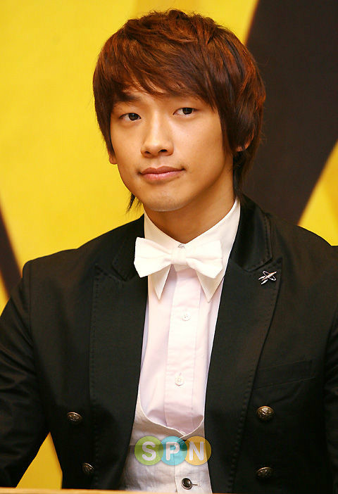  p>郑智薰(rain),1982年6月25日出生于韩国首尔,韩国流行男歌手,演员