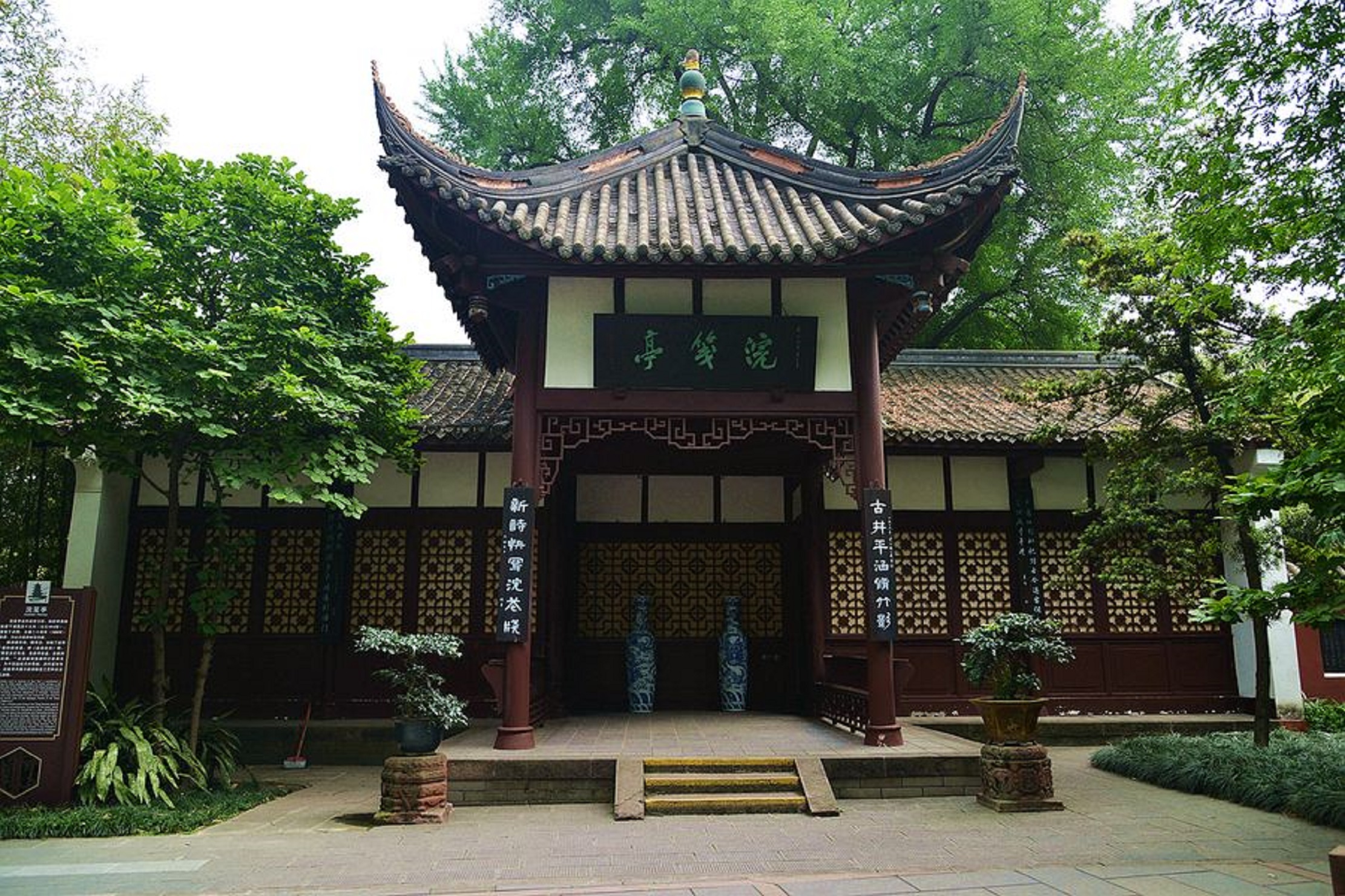 成都东门锦江南岸,以拥有望江楼古建筑群,唐代著名女诗人薛涛纪念馆等