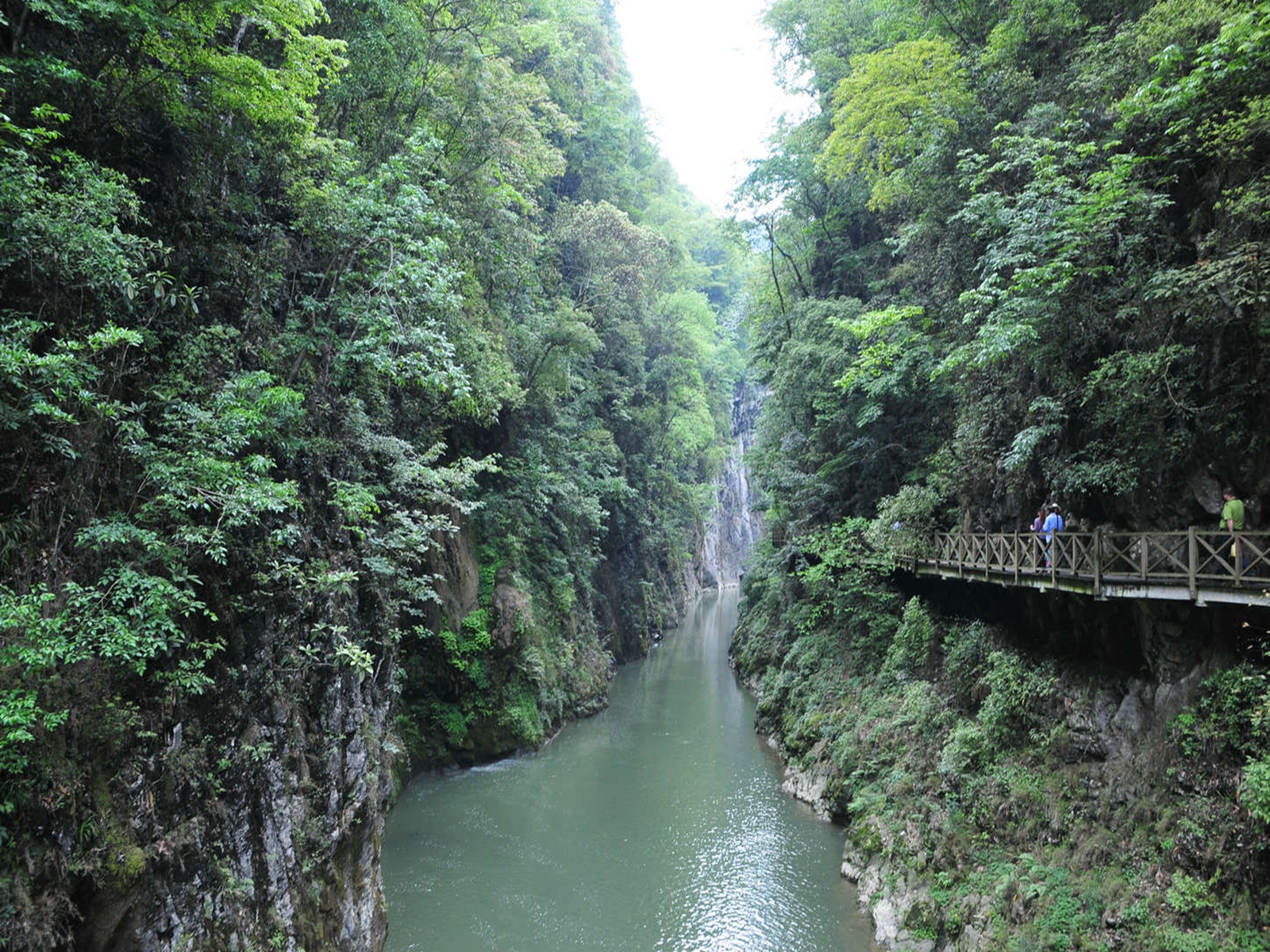  p>南江大峡谷地处贵州高原中部的开阳县,距省会贵阳五十四公里.