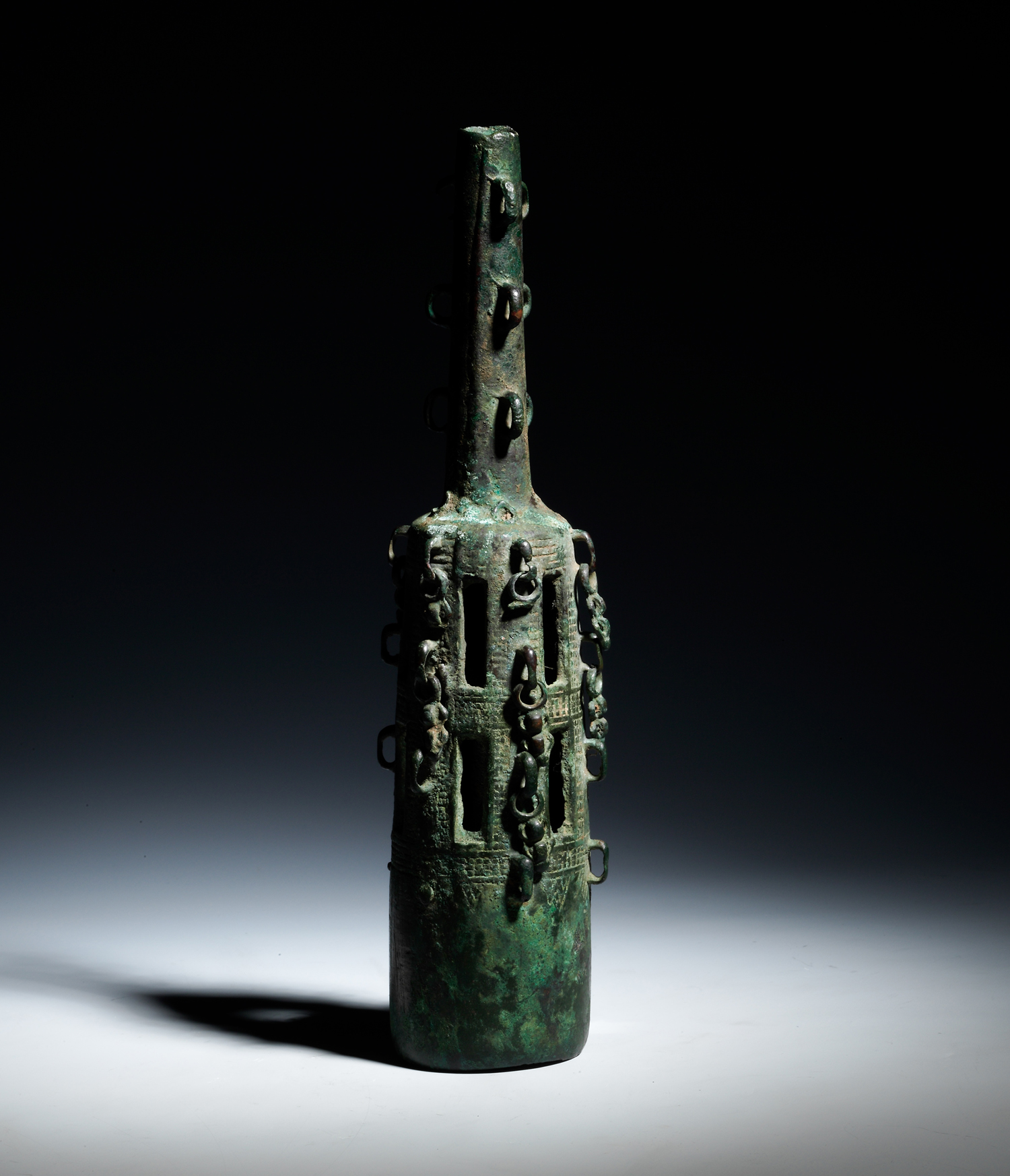  p>此展品为商代的金属器,为商代晚期"方国"青铜乐器.