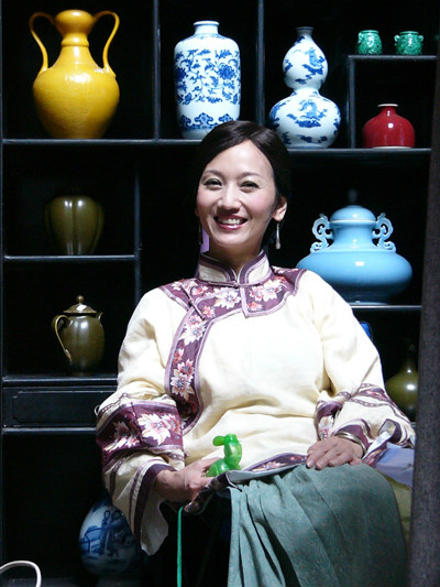 《青花》是由武汉电视台与上海文广集团于2004年合作拍摄的电视剧,由 