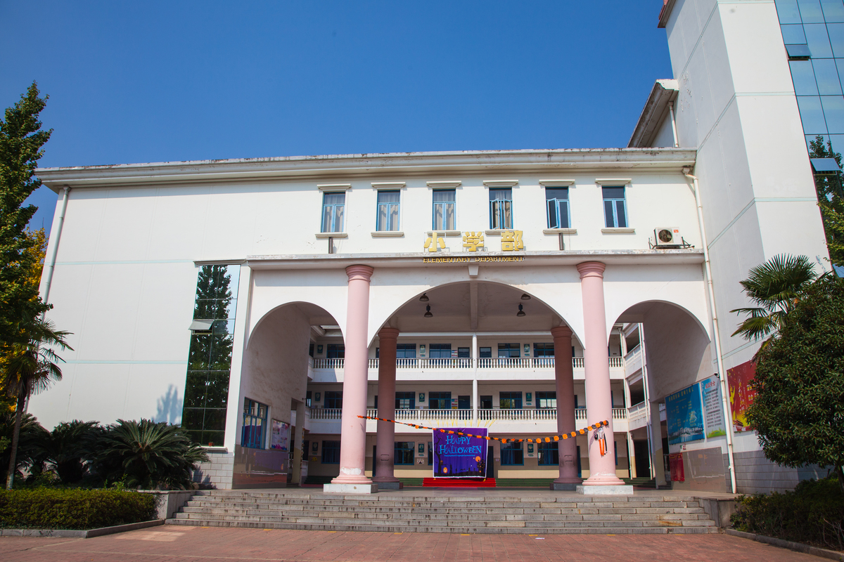  p>湖南长沙同升湖实验学校是一所十五年一贯高级全日制寄宿学校,地