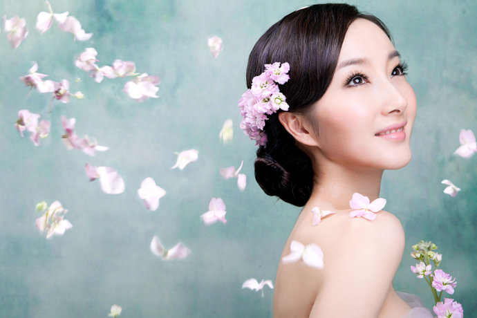 跨界摄影及造型行业.现居北京,主要为艺人设计造型和拍摄宣传照.