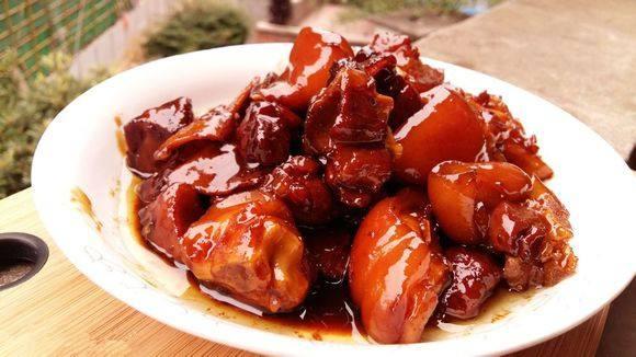  p>秘制酸甜猪手是一道菜品,是猪蹄的一种做法.