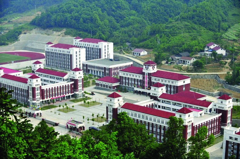  p>略阳天津高级中学(原略阳一中)位于县城以东30公里的蹇家垻,北临