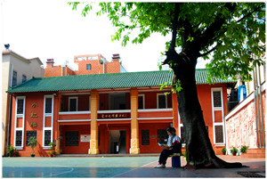  p>广州市第十中学创建于1906年,学校前身是"私立东山培正兴华分校"