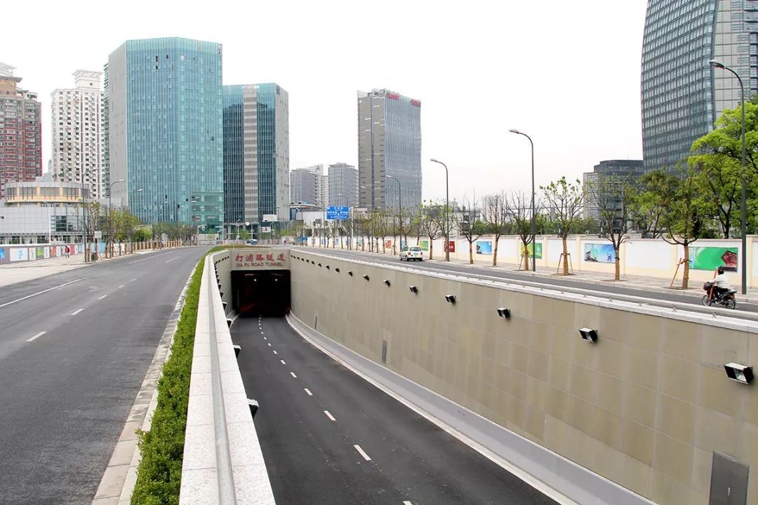  p data-id="gnbk13n4js">打浦路隧道,位于中国上海市区南部黄浦江江