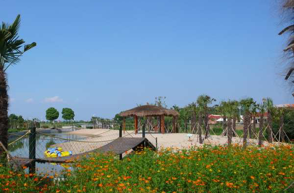  p>苏州太湖绿光开心农场在苏州西山岛入口处,位于太湖边上,占地500多