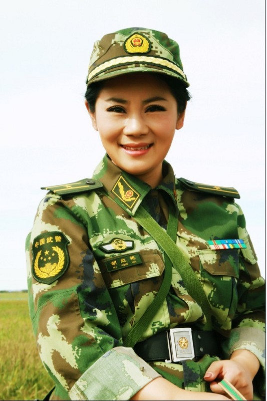  p>东方红艳,曾用名胡红艳,1982年8月1日出生于乌兰哈达,女歌手,演员