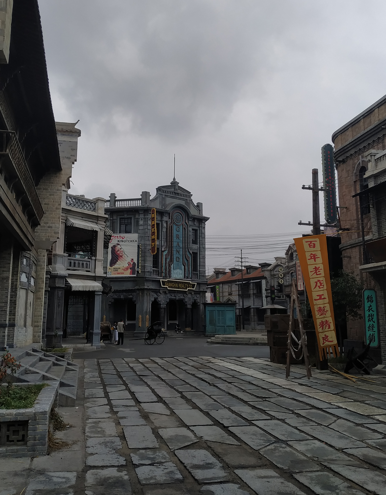 r">年代景拍摄基地,位于浙江省金华市东阳市横店影视城梦外滩景区西侧
