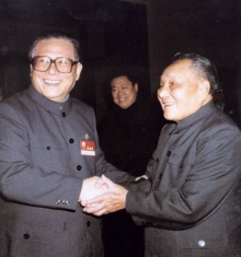 江泽民与邓小平亲切握手